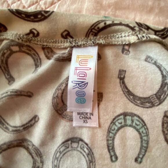 ❤️NWT Lularoe VNeck tee(size XS)❤️ - Picture 4 of 6